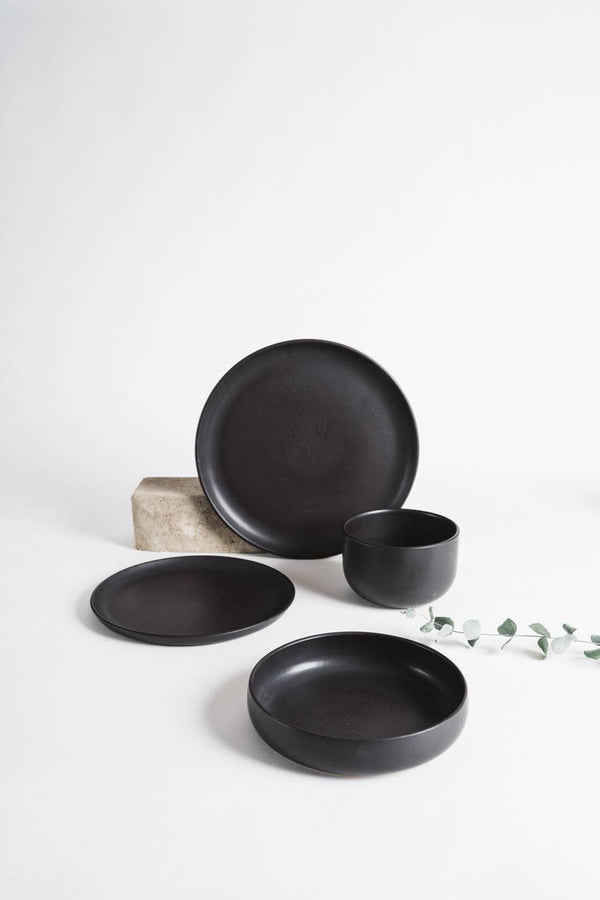 Le Gourmand Dinnerware Set - 16 Pieces: Matte Black